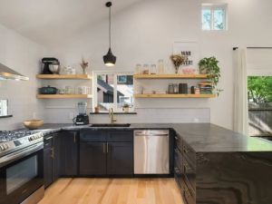 Effective Tips for Organizing a Small Apartment Kitchen to Maximize Space and Efficiency